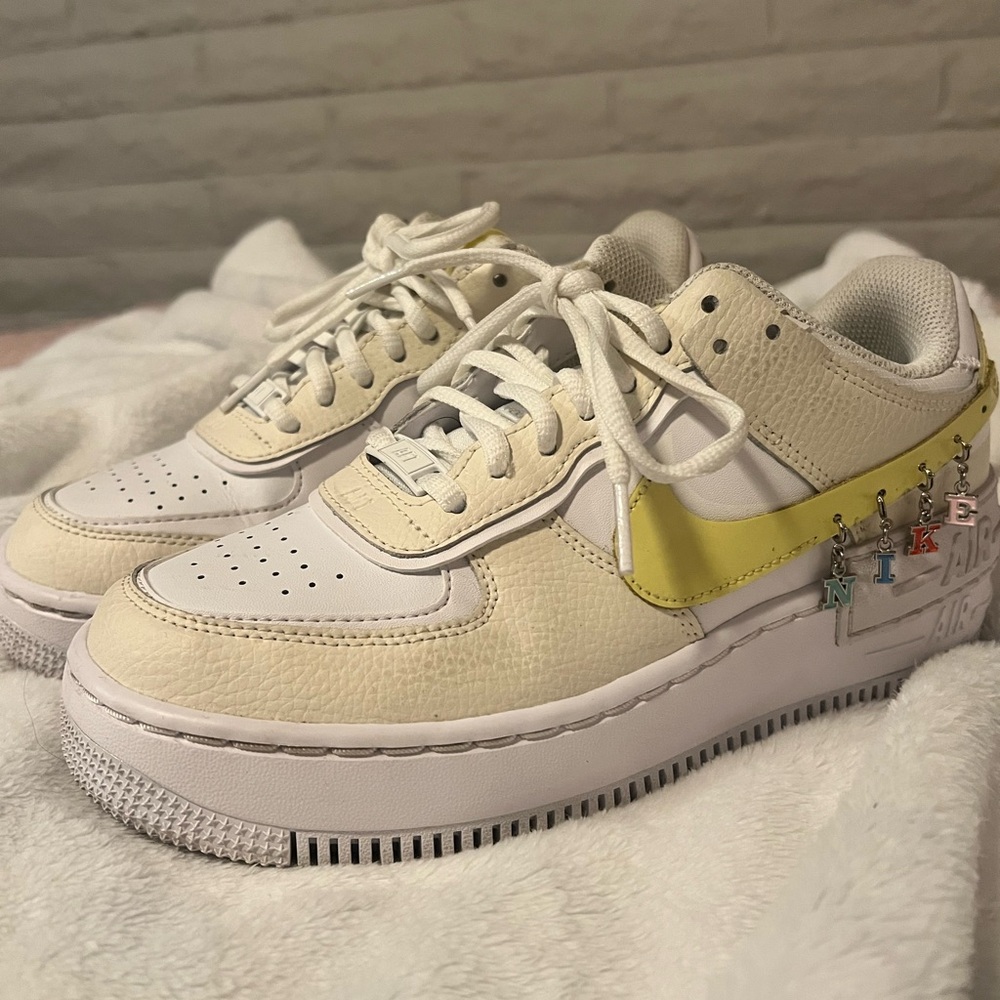 NIKE AIR FORCE WOMENS SIZE 7 CHARMS - Picture 1 of 7